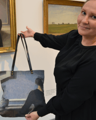 Taske: Vilhelm Hammershøi - Interiør med ung kvinde set fra ryggen (38 x 42 cm, bomuld)